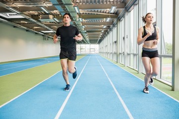 Obraz premium Couple running on the indoor track