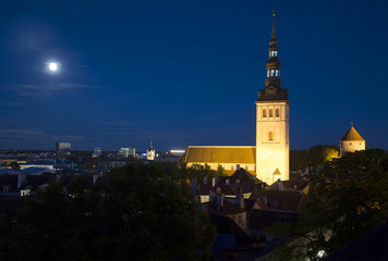 Летняя ночь над Таллином. Вид на церковь Нигулисте