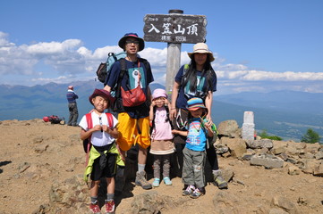 山頂で記念撮影する家族
