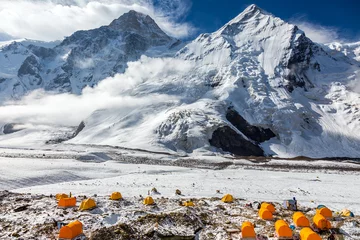 Velours gordijnen Alpinisme Basiskamp van de bergexpeditie op grote hoogte