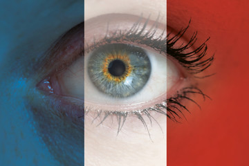 Auge blickt durch Frankreich Flagge konzept hintergrund makro