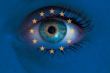 Auge blickt durch Europa Flagge konzept hintergrund makro