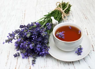Crédence de cuisine en verre imprimé Theé Cup of tea and lavender flowers