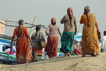V&acirc;r&acirc;nas&icirc;, femmes indiennes sur les bords du Gange, Inde du Nord