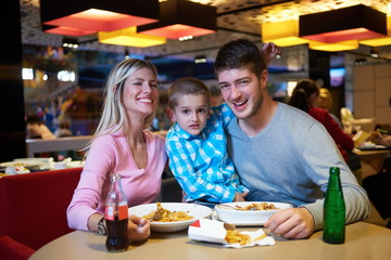 Obraz na płótnie Canvas family having lunch in shopping mall