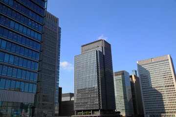 東京駅丸の内口前のビル群