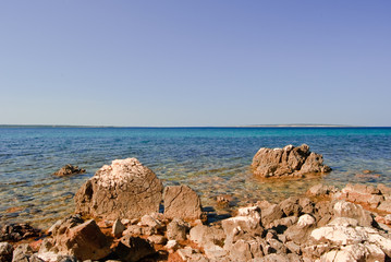 Felsige Küste der Insel Pag in Kroatien an einem sonnigen Sommertag mit Blick auf das Mittelmeer
