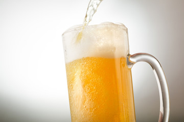 ビール　Beer into glass