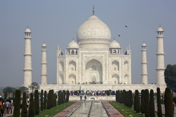 Fototapeta na wymiar Coupoles et minarets du Taj Mahal à Agra, Inde du Nord
