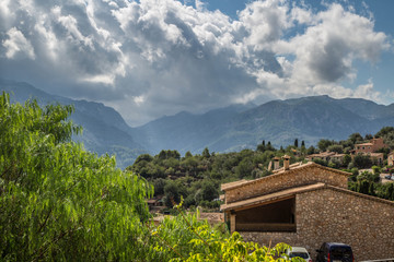 Dorf in Spanien im Tal mit gespenstischer Gewitterstimmung