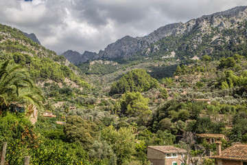 Fototapeta na wymiar Dorf in Spanien im Tal mit gespenstischer Gewitterstimmung