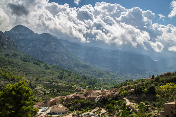 Dorf in Spanien im Tal mit gespenstischer Gewitterstimmung