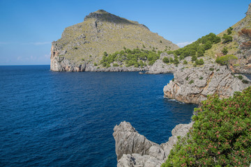 Fototapeta na wymiar Steilküste an Meer und See