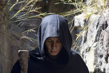 Druide mit Wanderstock 