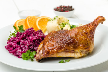 Ente mit Kn&ouml;deln und Rotkohl