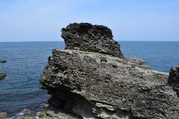 庄内海岸の岩場風景／山形県で庄内海岸の岩場風景を撮影した写真です。庄内海岸は非常にきれいな白砂と奇岩怪石の磯が続く、素晴らしい景観のリゾート地です。日本海トップランクのリゾート地として、五感の全てを満たす多くの魅力にあふれたエリアです。