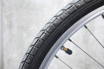 Fototapeta premium Close up shot of a bicycle wheel