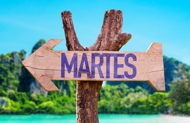 Tuesday (in Spanish) arrow with beach background