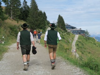 Zwei Männer in Tracht in den Bergen