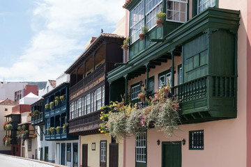 Fototapeta na wymiar Balkonhäuser in der Avenida Maritima in Santa Cruz de la Palma, Kanaren, Spanien