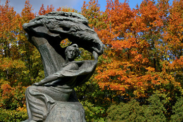 Naklejka premium Fryderyk Chopin monument in Warsaw in fall colors