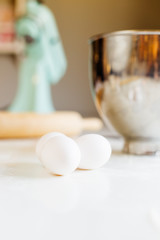 Fototapeta na wymiar tre ägg bakningsredskap i bakgrunden