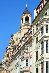 Fototapeta na wymiar Frauenkirche Dresden mit Barockhäusern Rampische Strasse