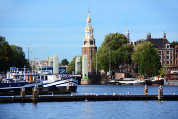 Gracht in Amsterdam mit Montelbaanstoren als Turm 