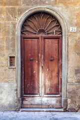 stare drzwi we włoskiej wiosce - obrazy, fototapety, plakaty
