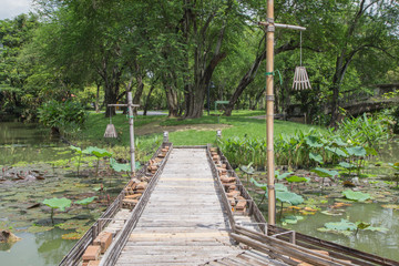 Obraz premium Wooden bridge in a Park