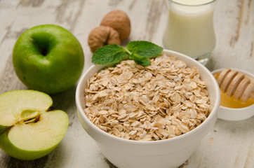 Oatmeal with honey, green apple, milk and walnuts