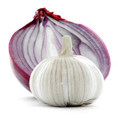 Obraz premium Whole garlic with red onion half isolated on white background