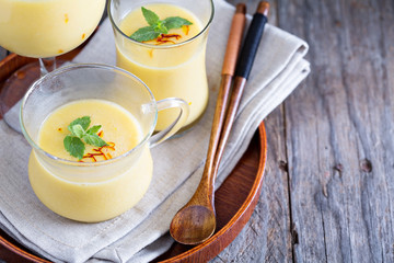 Mango smoothie with saffron 