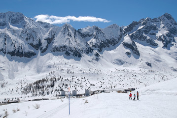 Fototapeta na wymiar Kurort narciarski Passo del Tonale