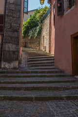 Fototapeta na wymiar Escaleras de subida hacia una calle en Annecy ,Francia