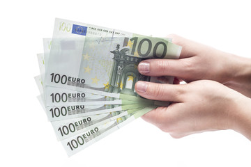 Kobiecie ręce trzymające plik banknotów euro na białym tle