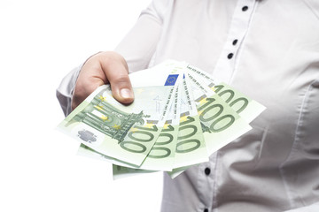 Kobieta podająca plik banknotów euro na białym tle