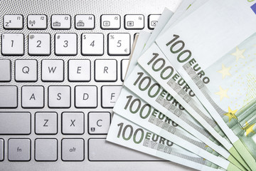 Pieniądze euro na klawiaturze laptopa