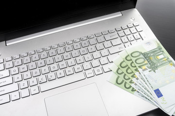Laptop z banknotami euro