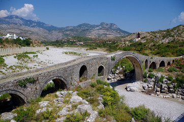 Fototapeta na wymiar Pont de Mes, Albanie