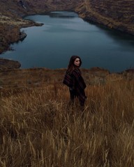 девушка на фоне горного озера