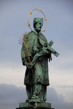 Nepomukstatue auf der Karlsbr&uuml;cke in Prg