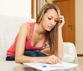 Obraz na płótnie Canvas female student is preparing for exam at home