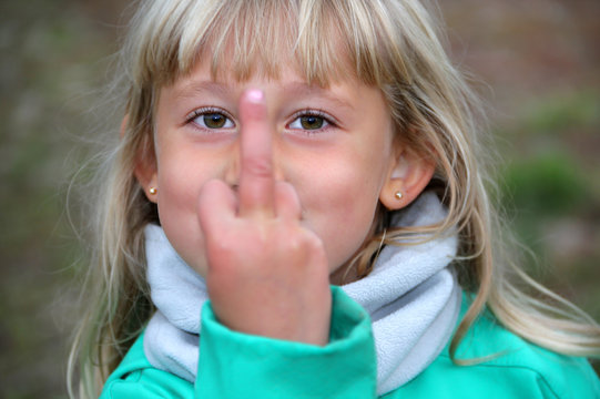 Freches M&auml;dchen zeigt Stinkefinger