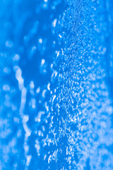 Obraz premium Drops of water on a color background. Shallow depth of field. Se
