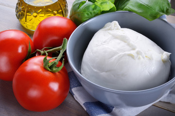 Mozzarella di bufala con pomodori, basilico e olio extravergine