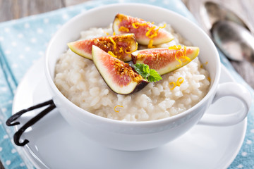 Rice pudding with milk and vanilla beans
