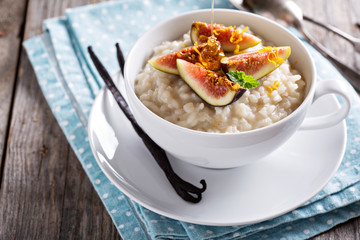 Rice pudding with milk and vanilla beans