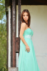 sexy femme en robe verte