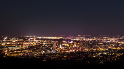 Fototapeta na wymiar Wiedeń nocą - widok z Kahlenberg
